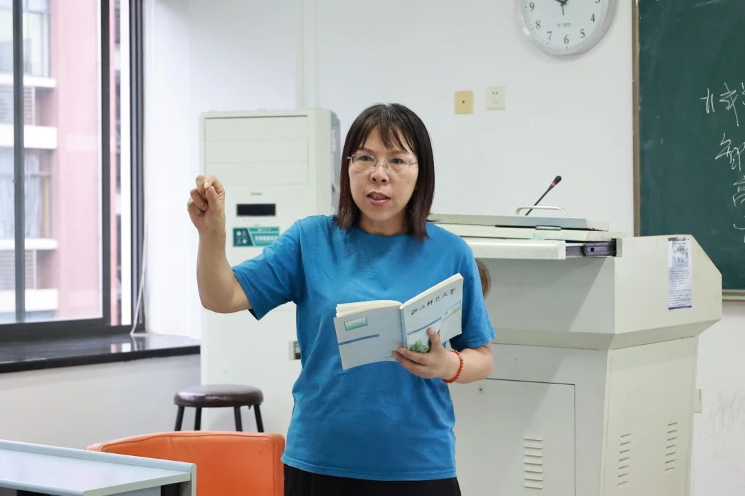 女人穿着蓝色的衣服站在房间里  低可信度描述已自动生成